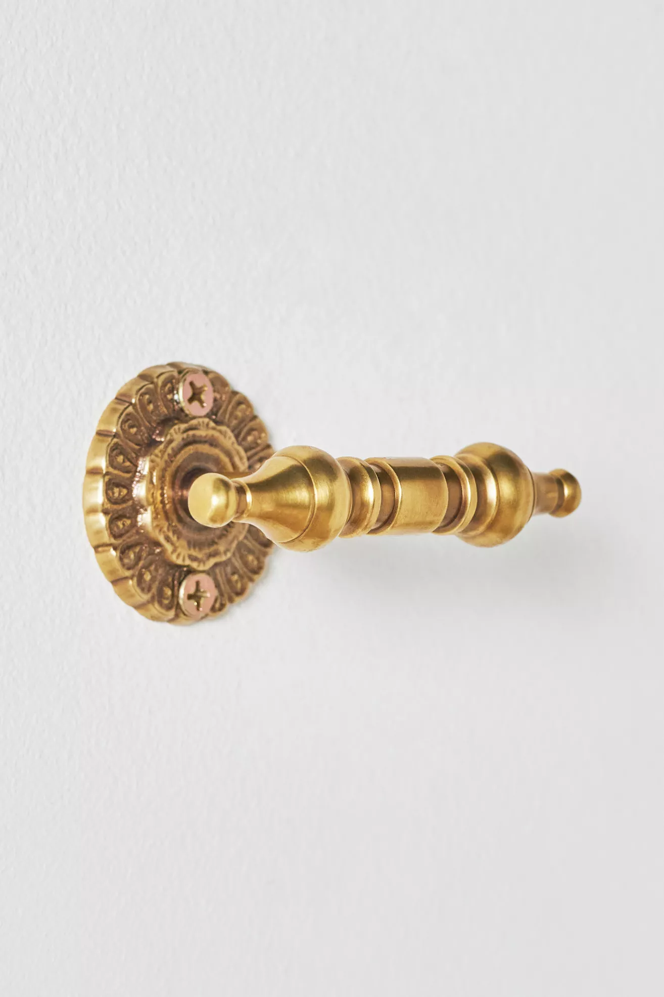 Ida Heritage Brass Scalloped Feather Peacock Bath Hook - thumbnail 2