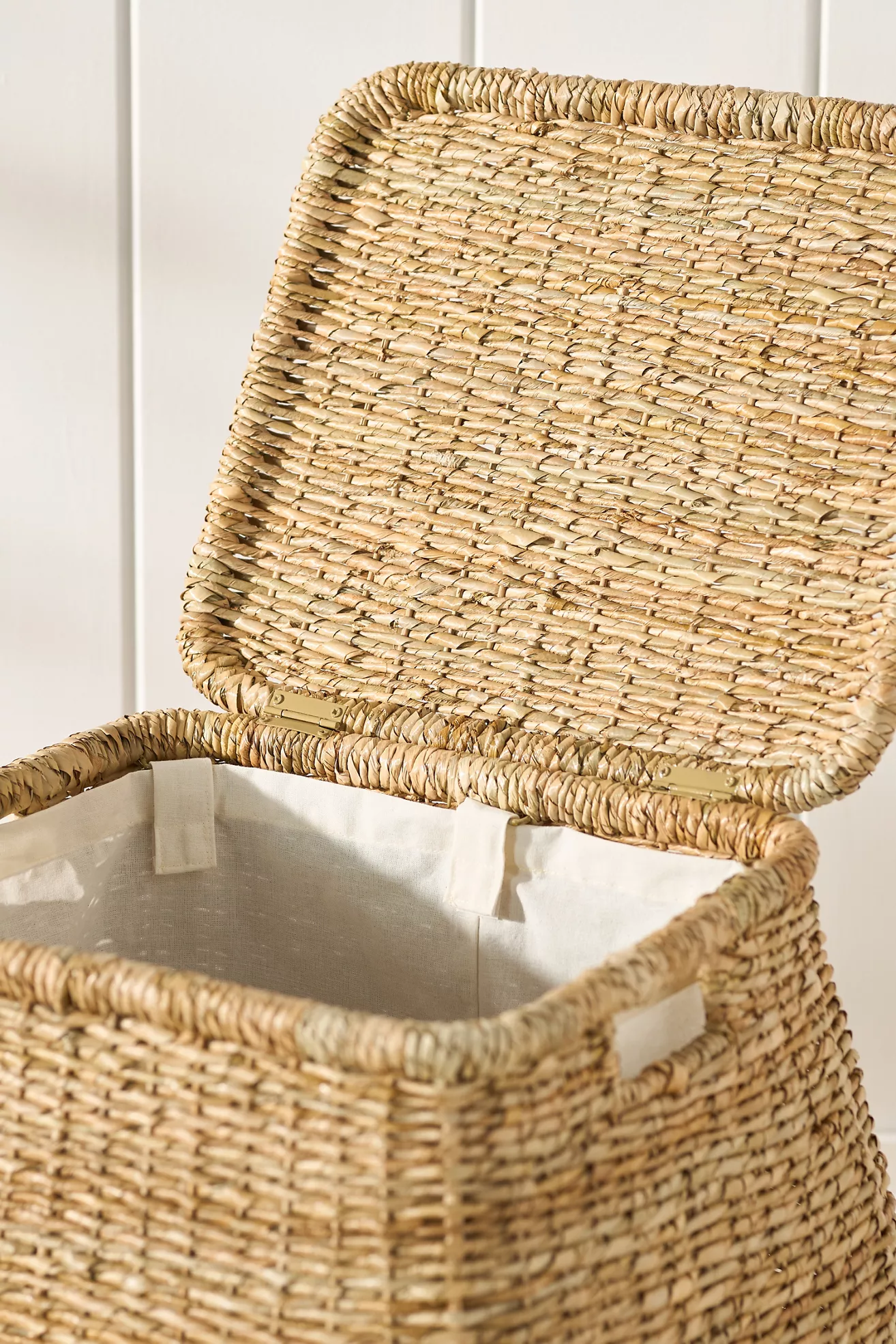 Woven Lidded Seagrass Hamper with Handles - thumbnail 2