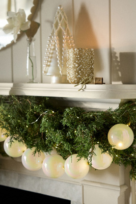 Light-Up Oversized Pearl Garland