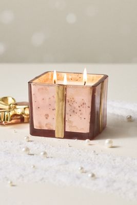 Duftkerze mit floraler Zuckerpoinsettiaverzierung in Glasbox