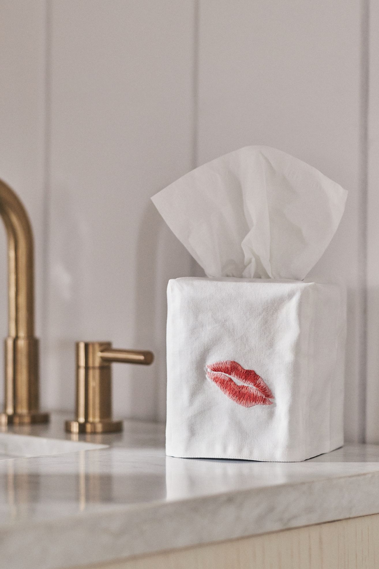 Hand-Embroidered Icon Tissue Box Cover - Kiss, Standard, One Size