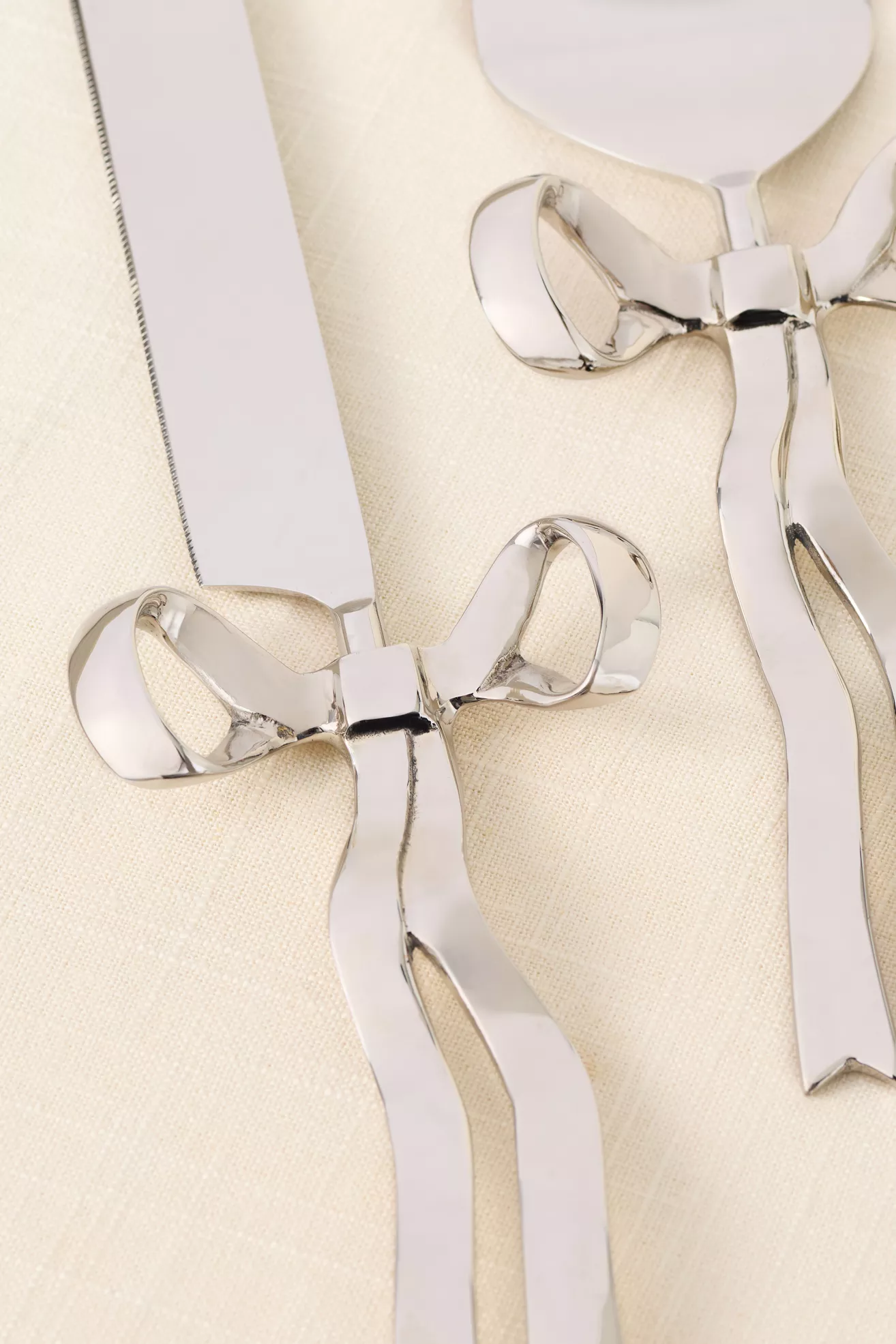 Benedita Stainless Steel Bow Cake Serve Set - thumbnail 3