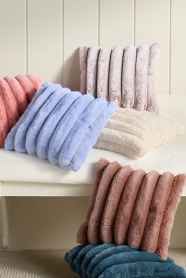 Gestepptes Kunstfell-Kissen mit Spitzen