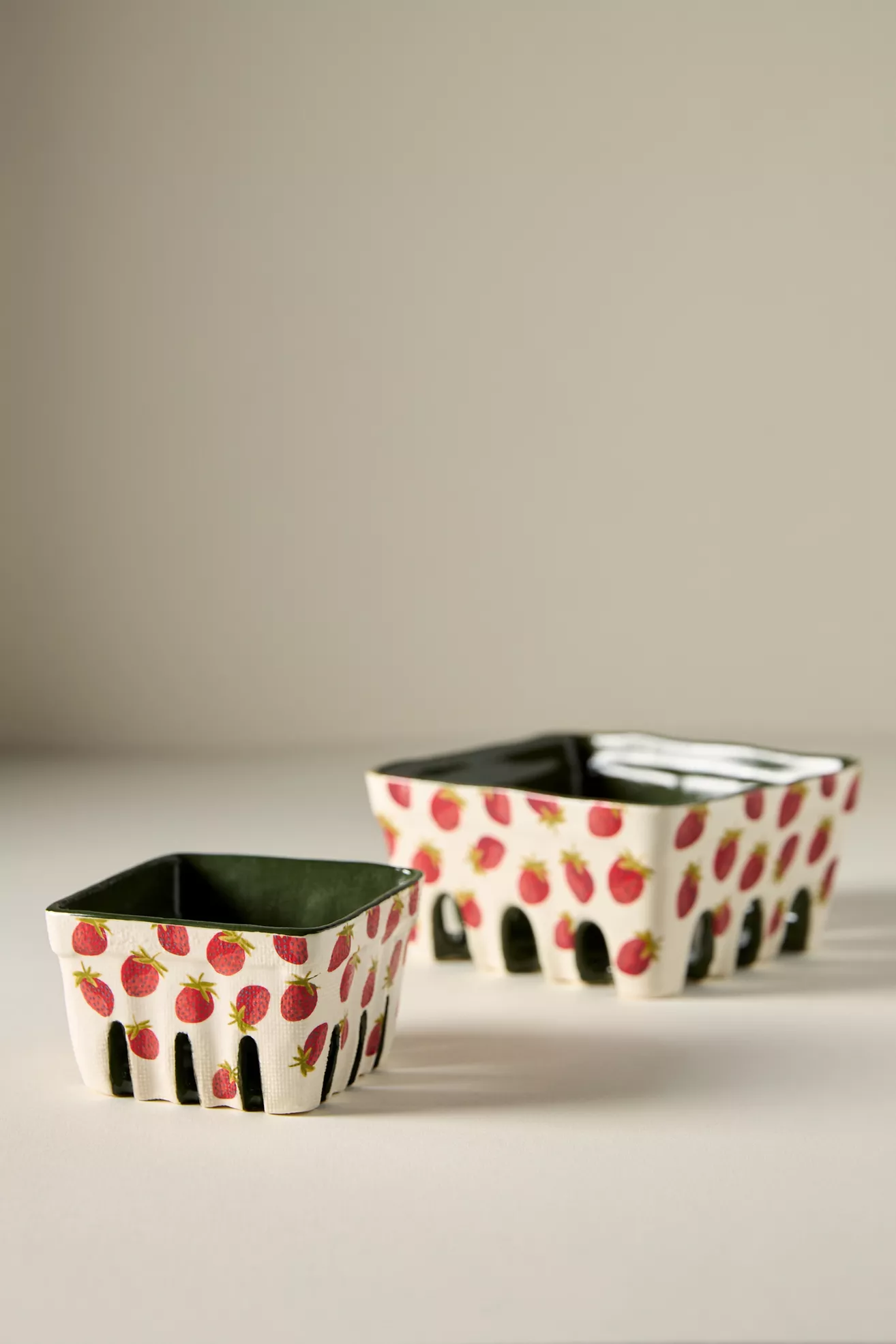 Berry Icon Handpainted Stoneware Fruit Basket - thumbnail 5
