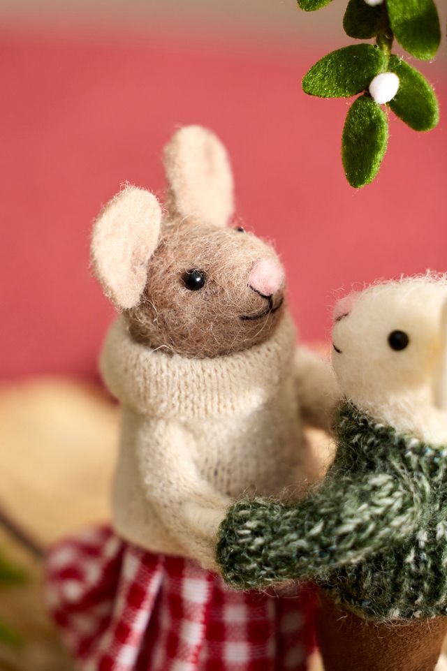 Under the Mistletoe Felt Critter Scene