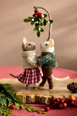 Under the Mistletoe Felt Critter Scene
