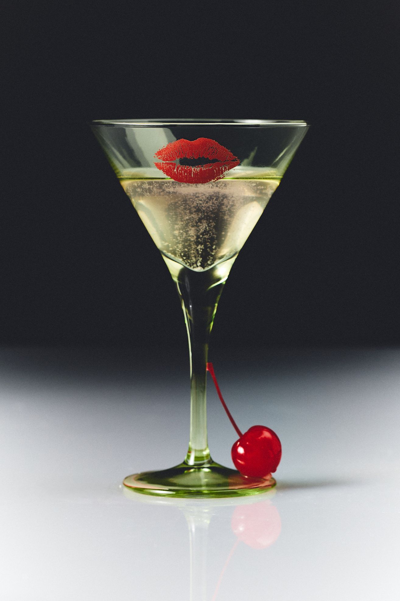 Bisous Martini Glass - Lips, One Size