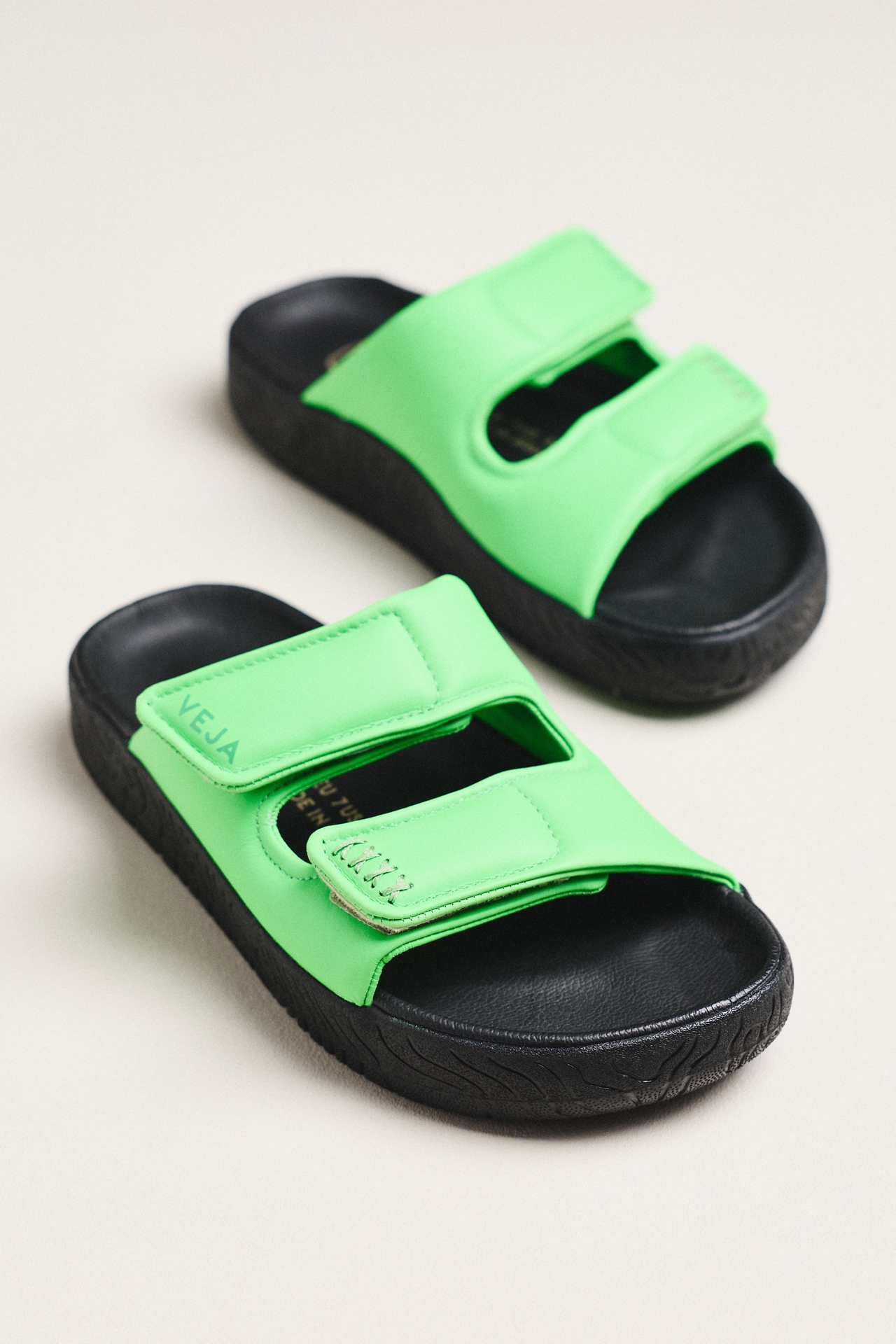 Veja Etna Bold Slide Sandals