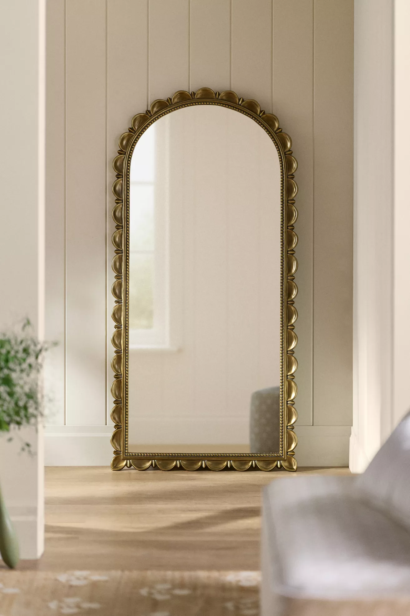 Louisa Scalloped Arched Floor Mirror - thumbnail 2