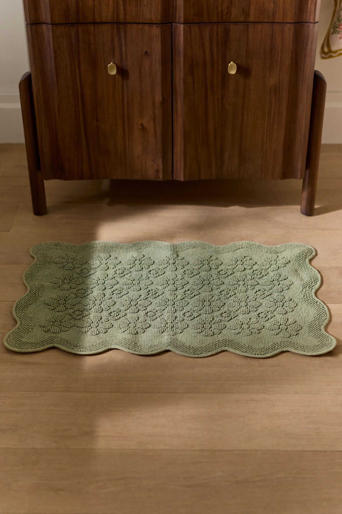 Benni Hand-Woven Floral Wavy Border Bathmat - Olive, Shaped