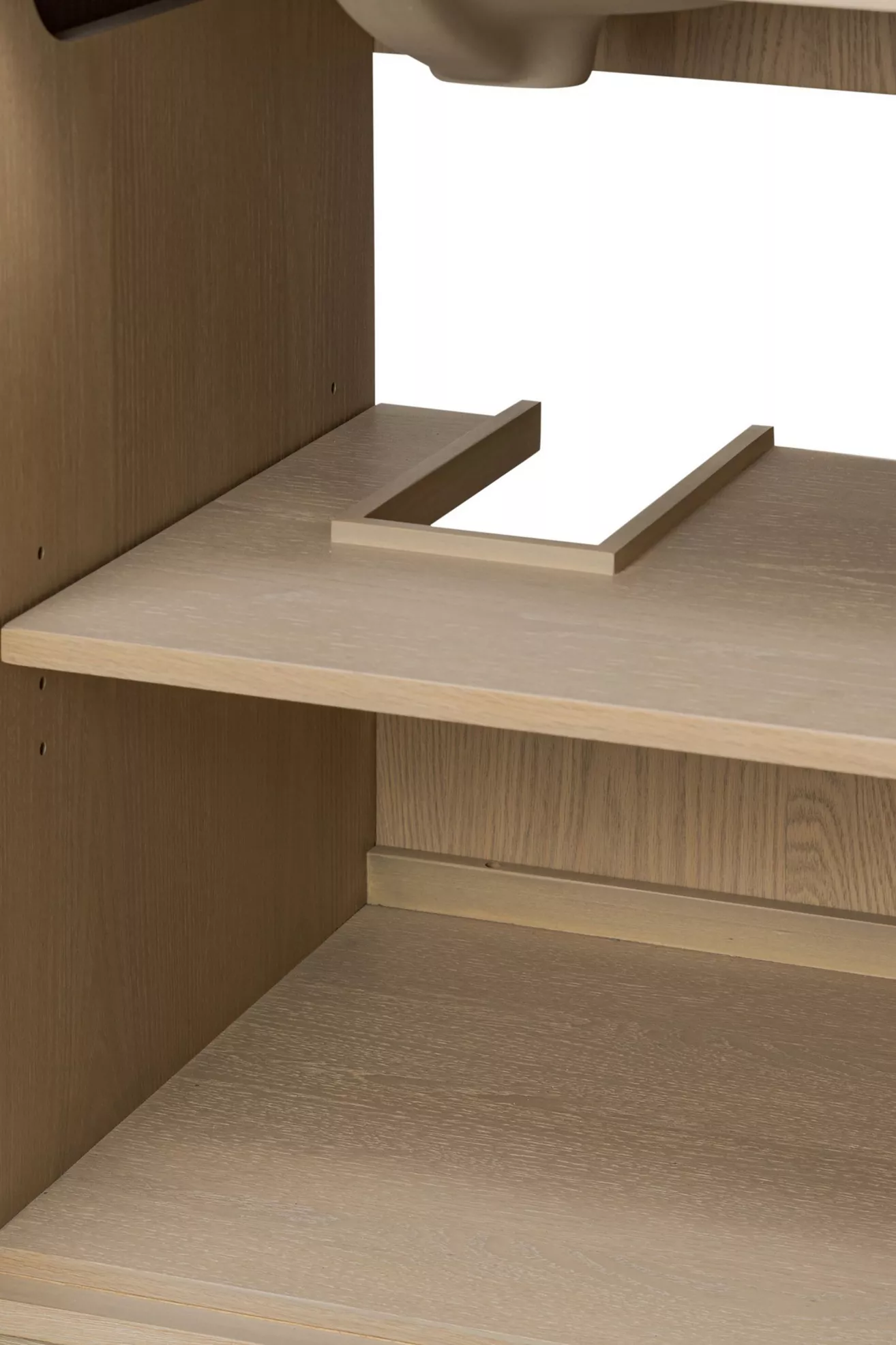 Open shelf with pull-out shelf configuration