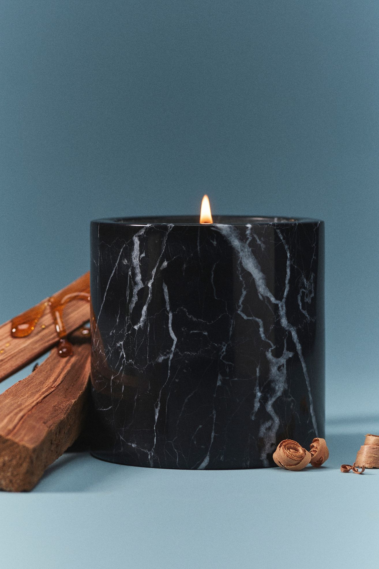 Poured New York Woody Bougie D'oud Marble Candle - Bougie D'oud, M