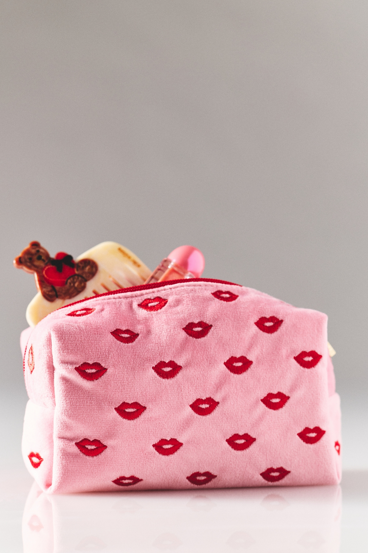 Shiraleah Valentine Lip Cosmetic Bag