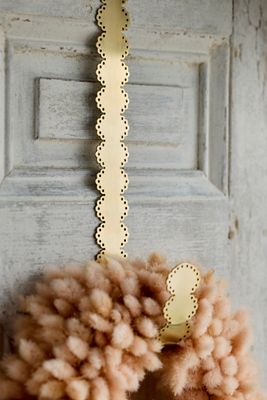 Scalloped Lace Wreath Hanger
