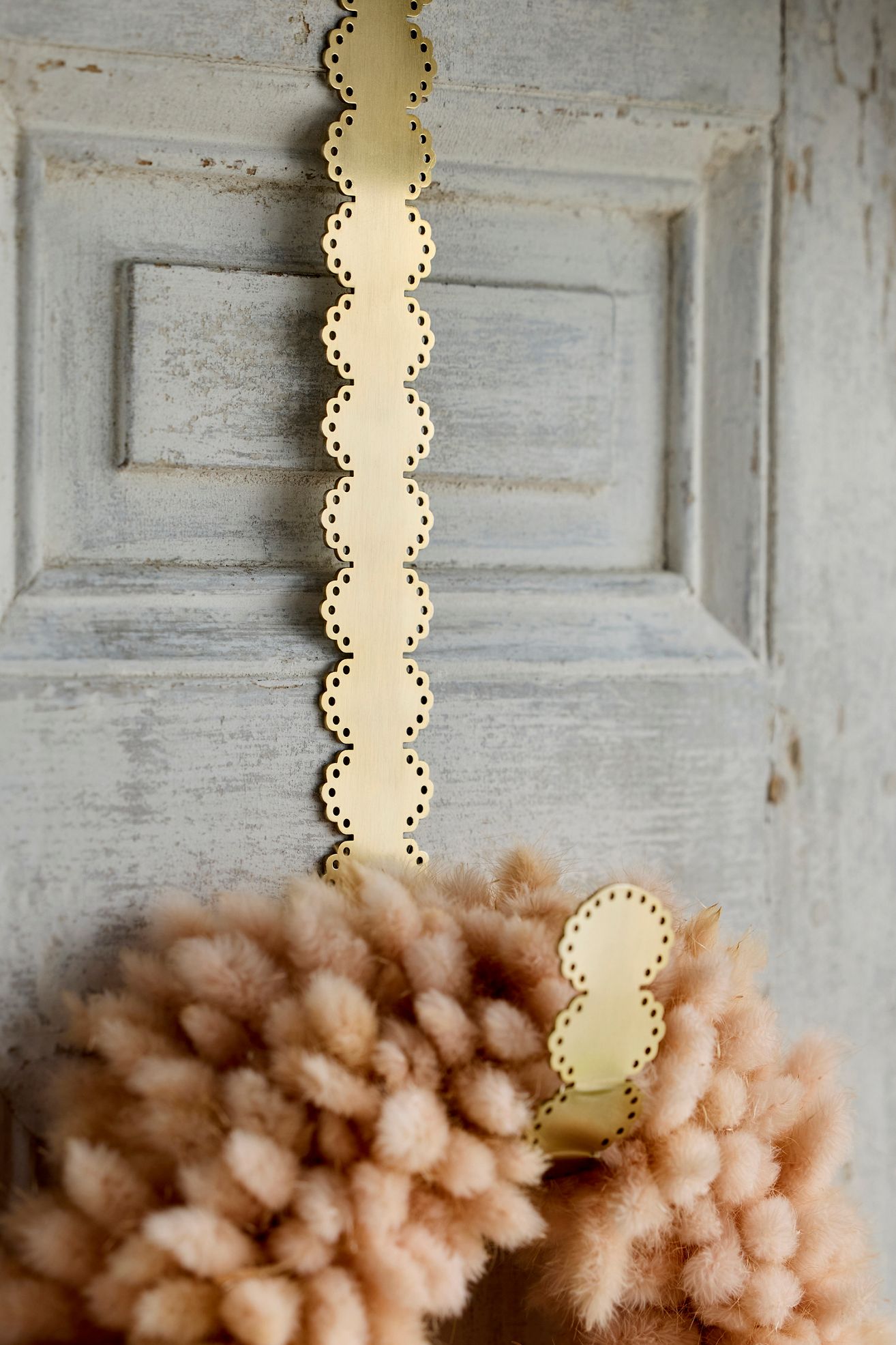 Scalloped Lace Wreath Hanger - Gold, One Size