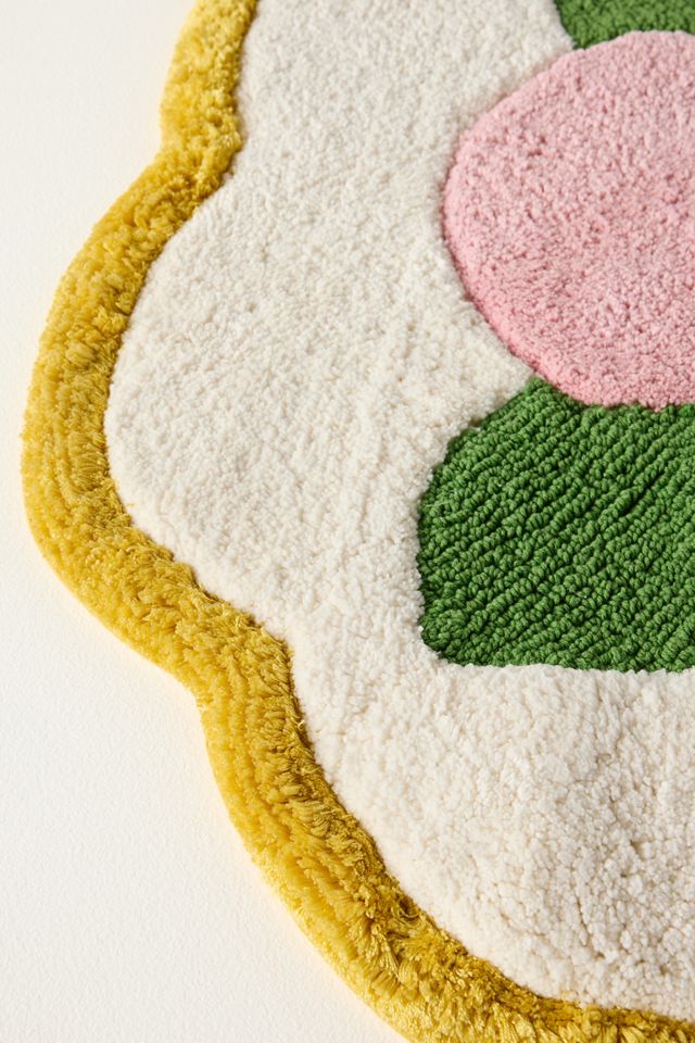 Flora Cotton Tufted Scallop Shaped Bath Mat #1