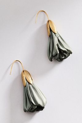 Orecchini pendenti con fiore in tessuto By Anthropologie