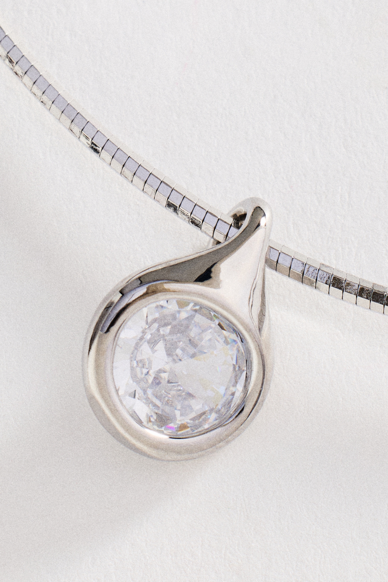 Bezel Pendant Collar Necklace