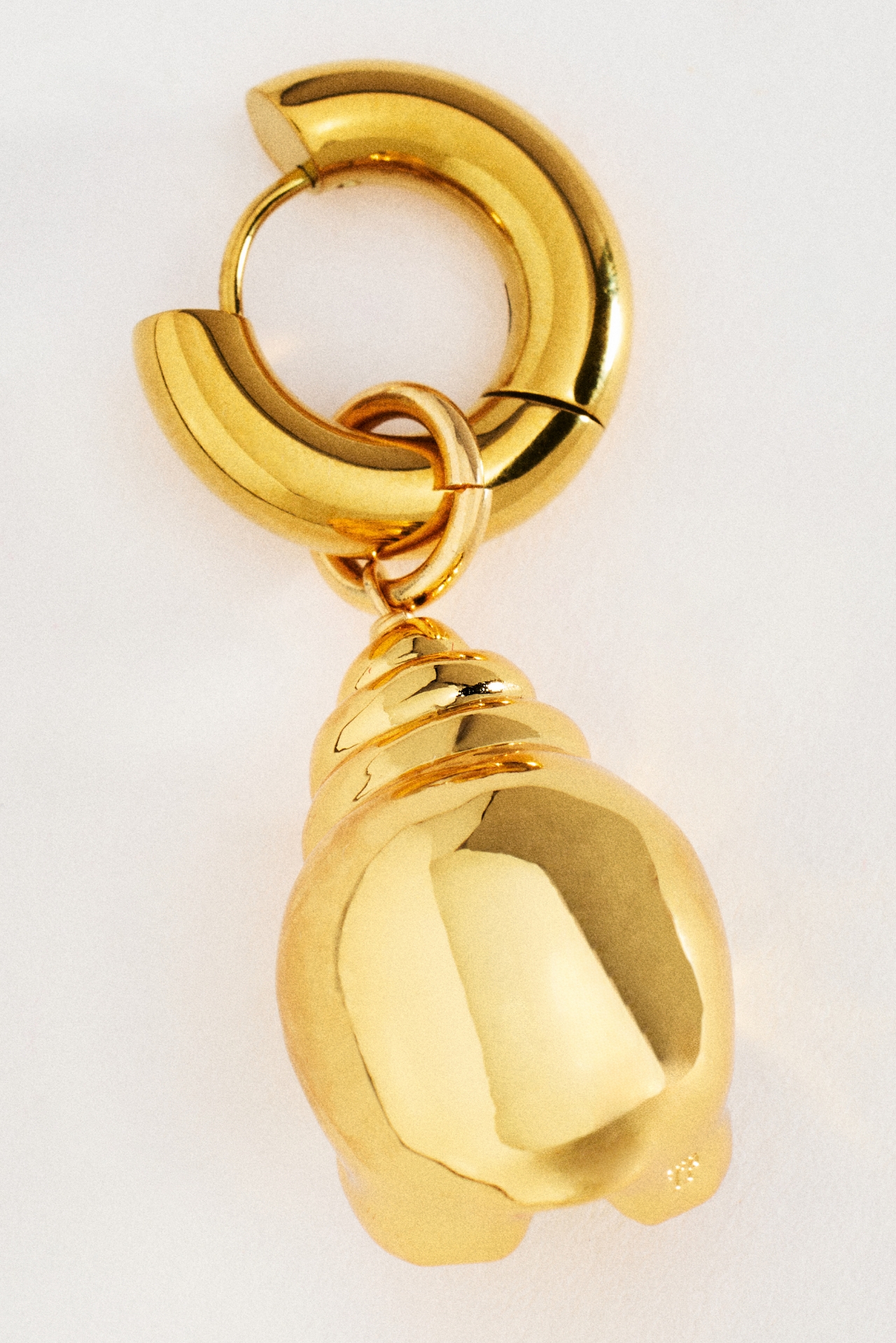 Timeless Pearly Shell Pendant Huggie Earrings 