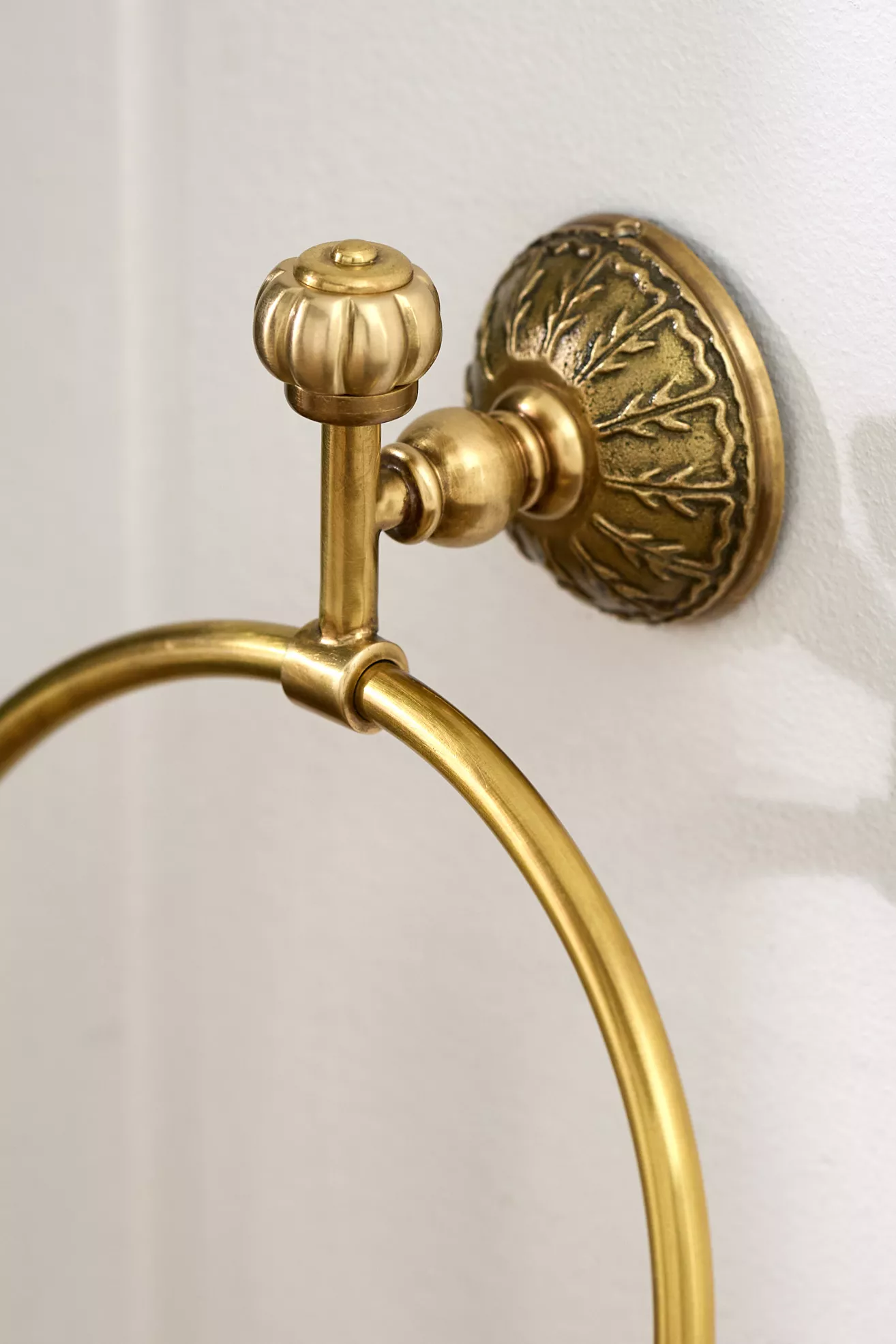 Eloise Brass Towel Ring - thumbnail 7
