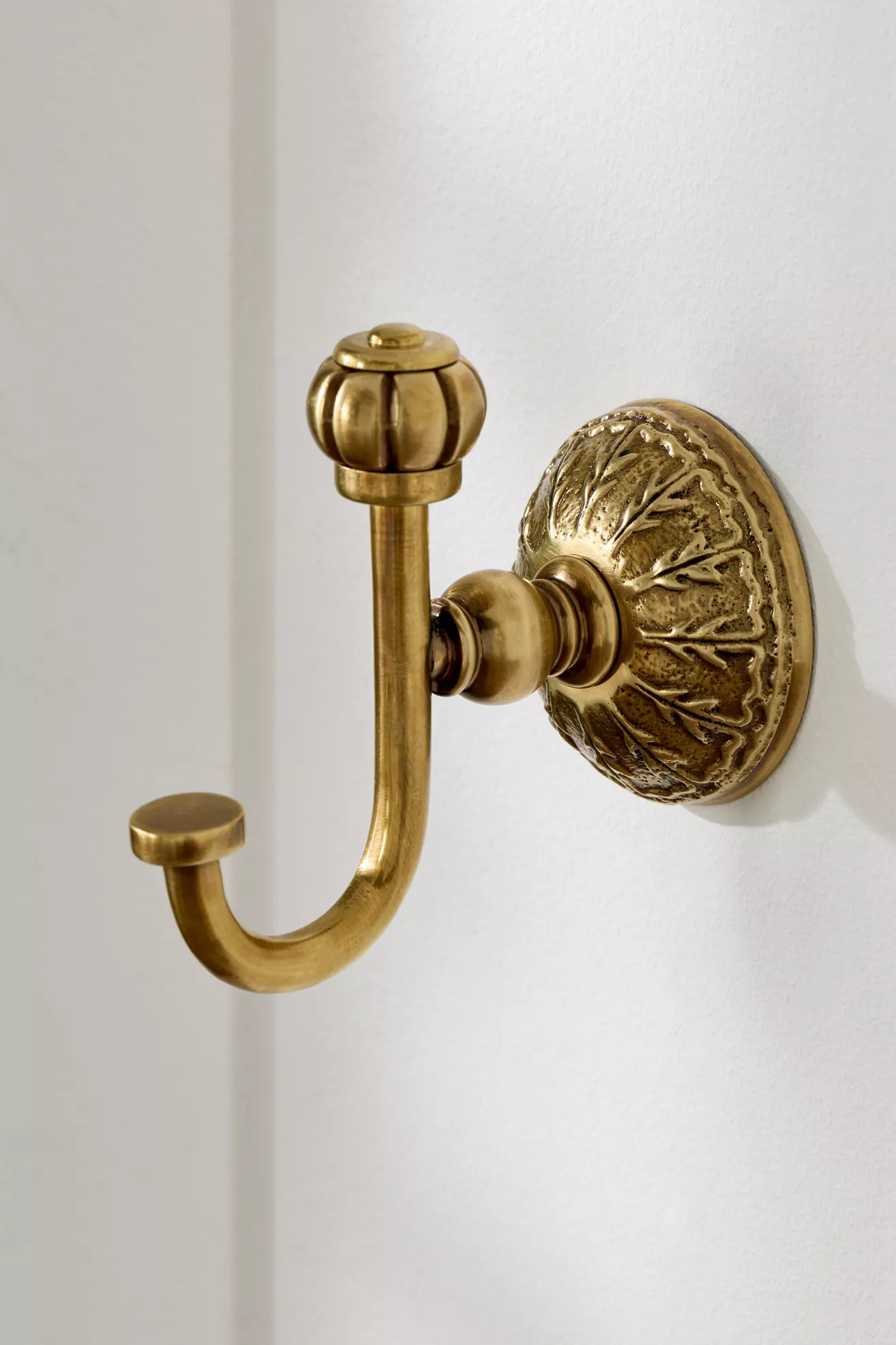 Eloise Brass Bath Hook - thumbnail 7