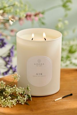 Linnea Candle, Air