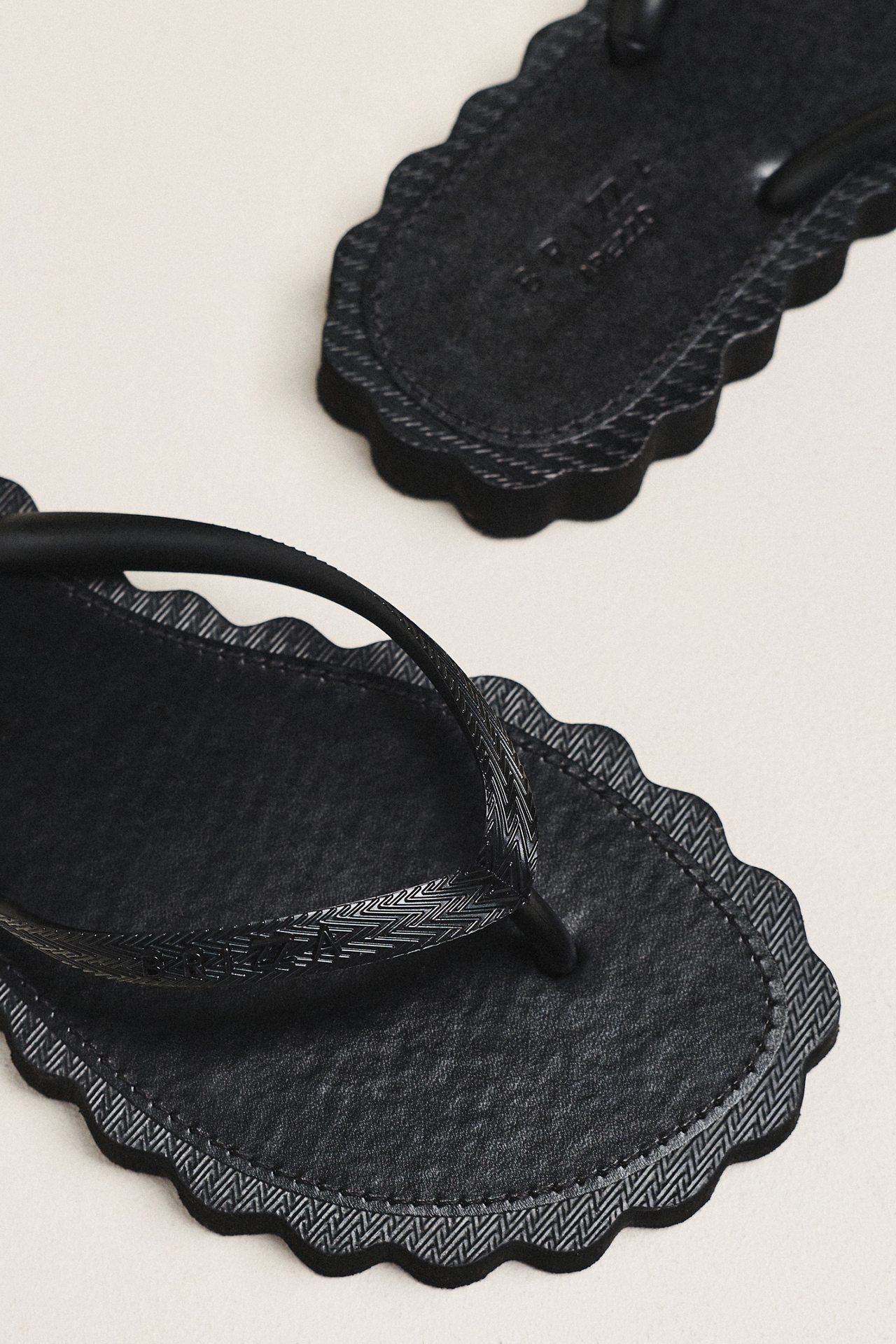 Brizza Arezzo Scalloped Flip-Flop Sandals