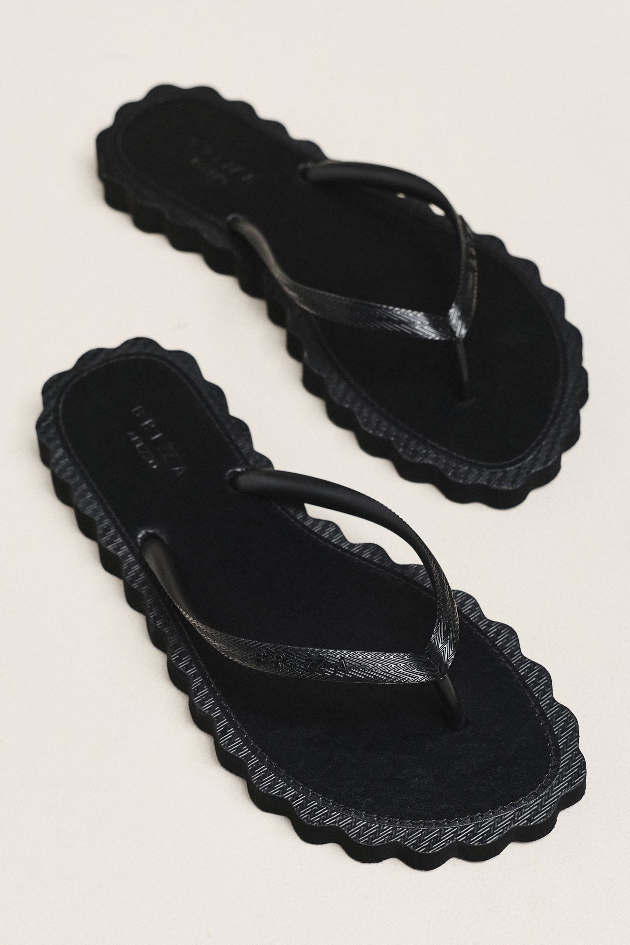 Brizza Arezzo Scalloped Flip-Flop Sandals