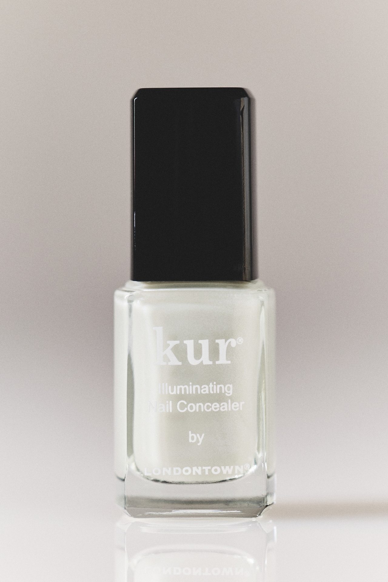 LONDONTOWN Illuminating Nail Concealer