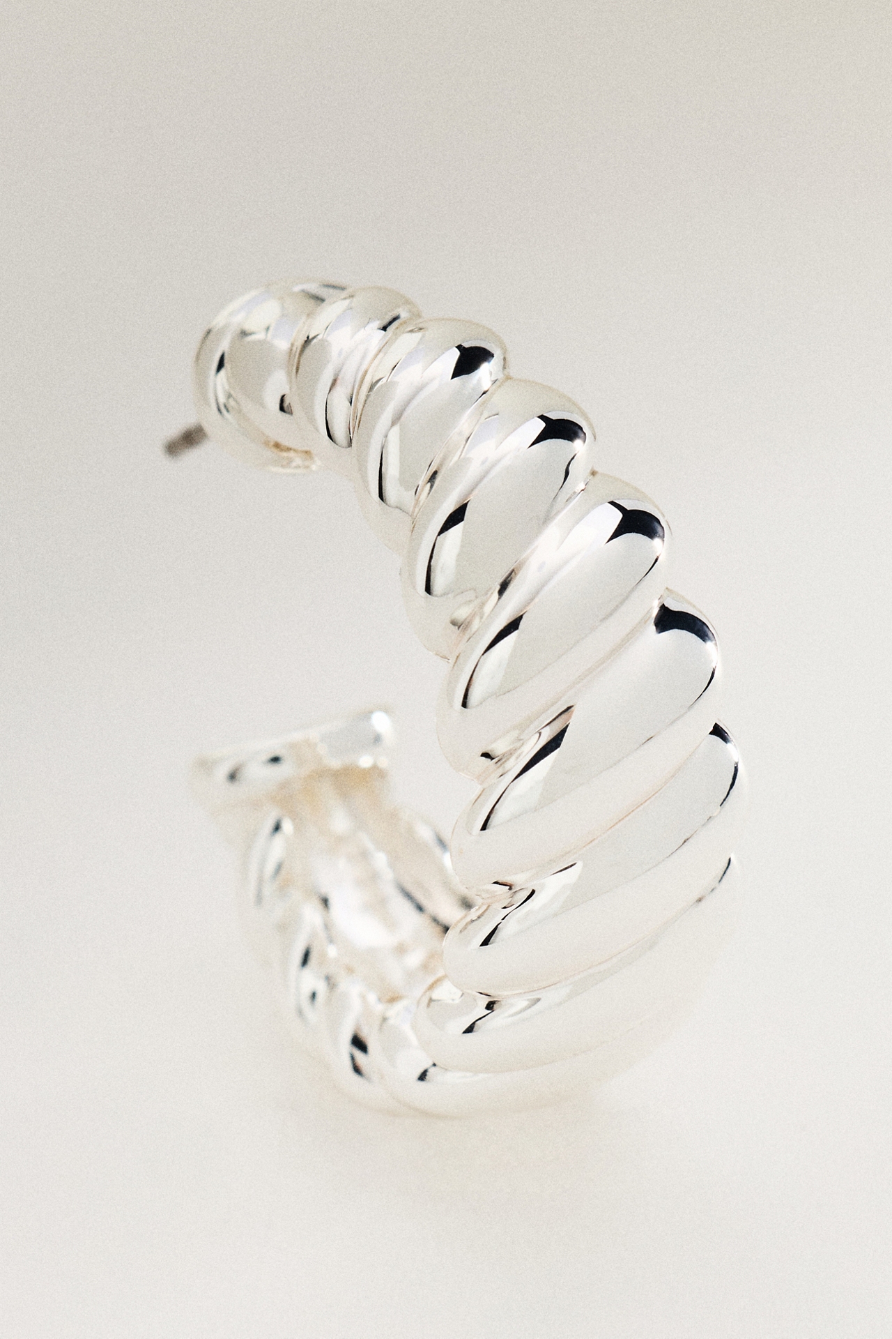 Ettika Modern Ribbed Hoop Earrings