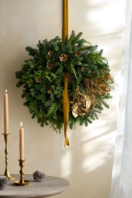Fresh Golden Botanicals Evergreen Wreath