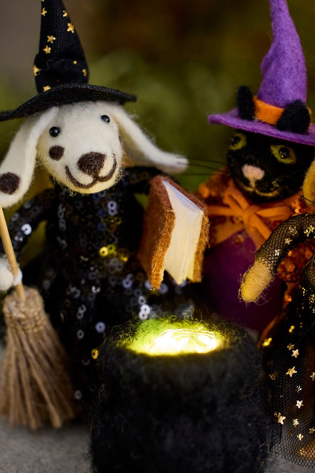 Cauldron Witches Illuminated Felt Critter Scene #1
