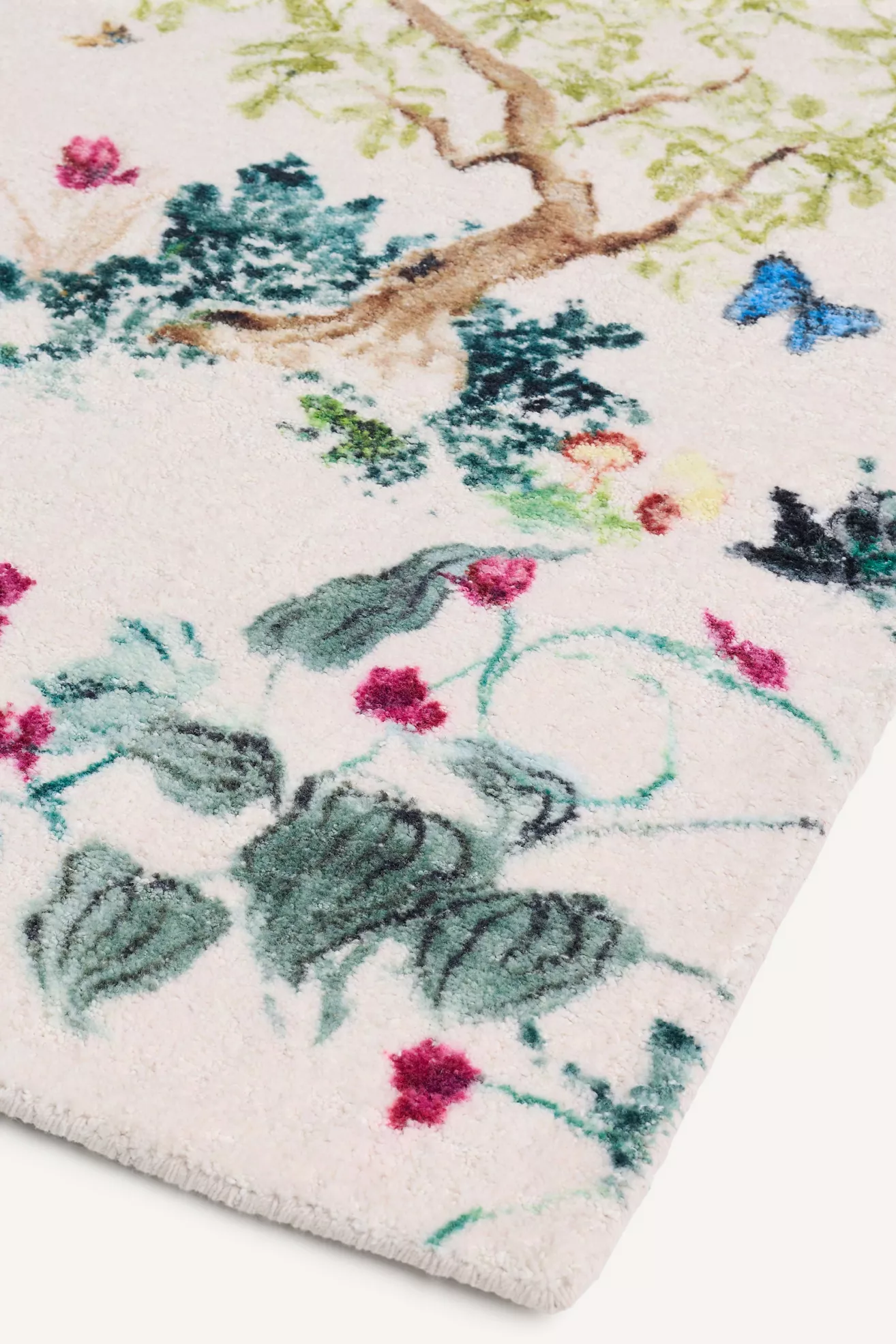 Lya Tufted Butterfly Garden Rug - thumbnail 3