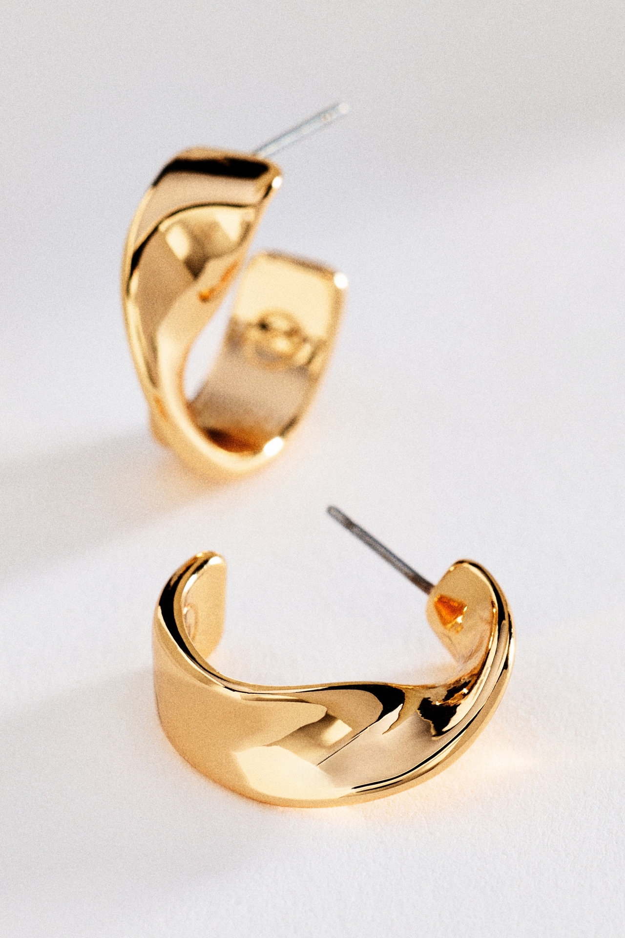 Ettika Heirloom Twist Small Hoop Earrings