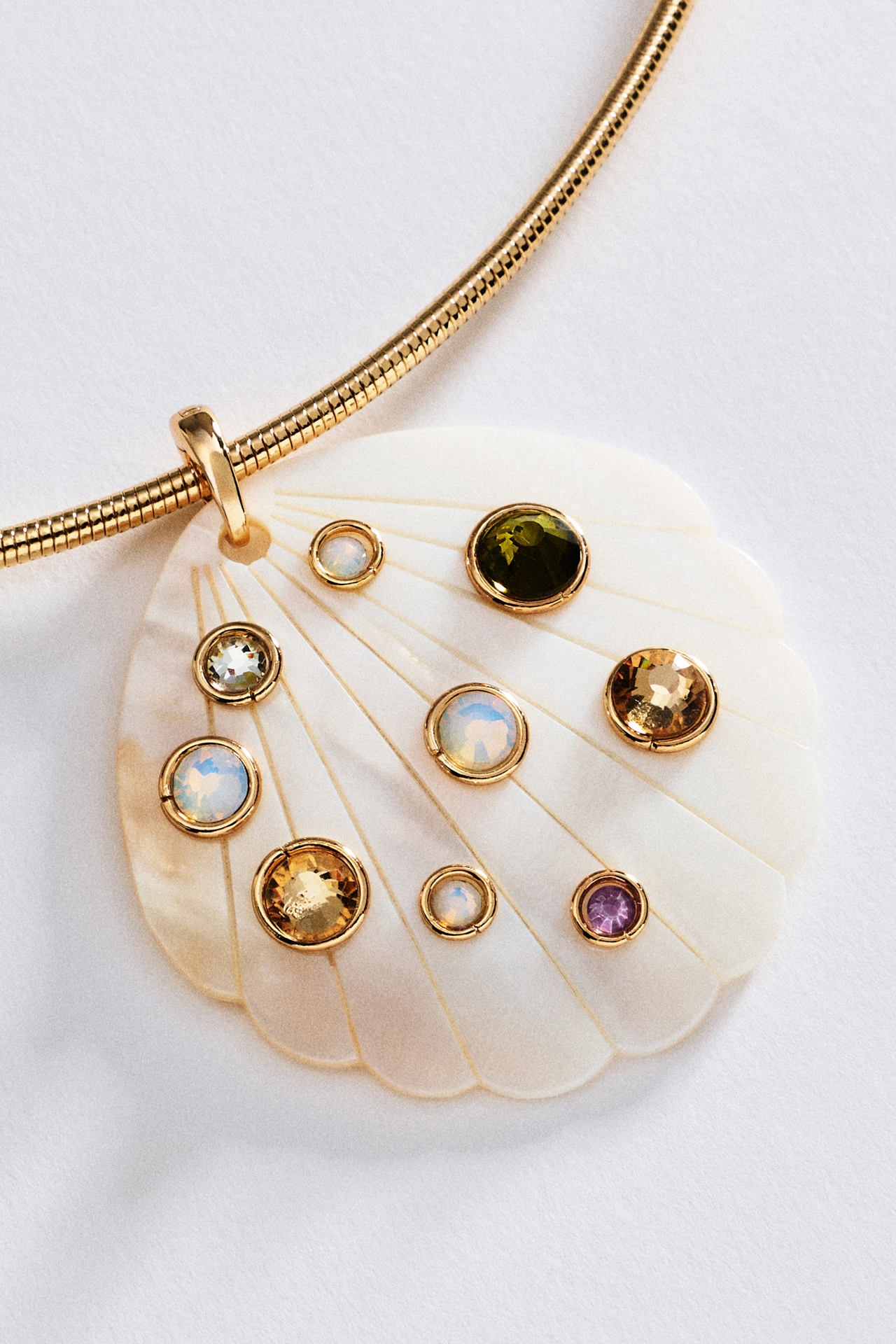 Embellished Shell Pendant Collar Necklace