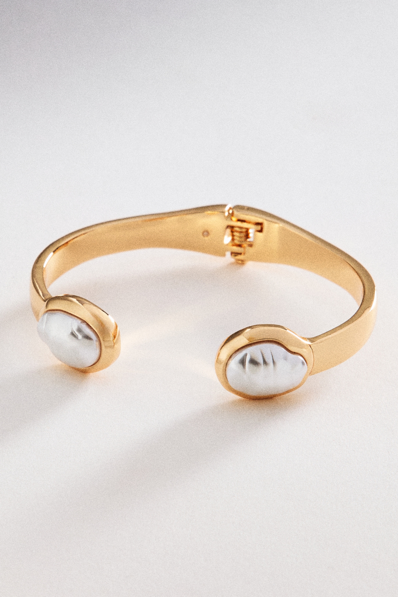 Hinge Pearl Bracelet