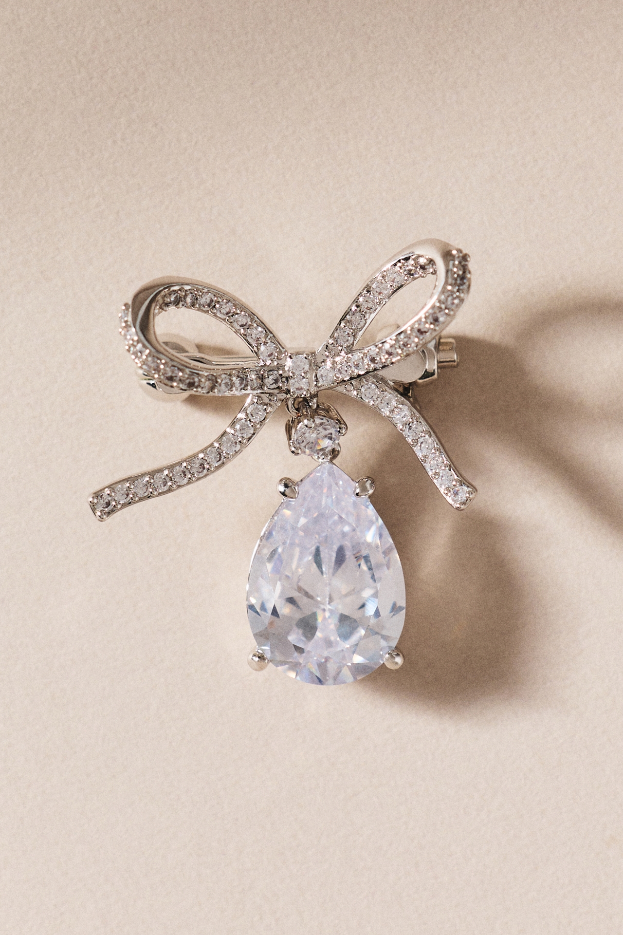 Nadri Ceremony Bow Lapel Pin