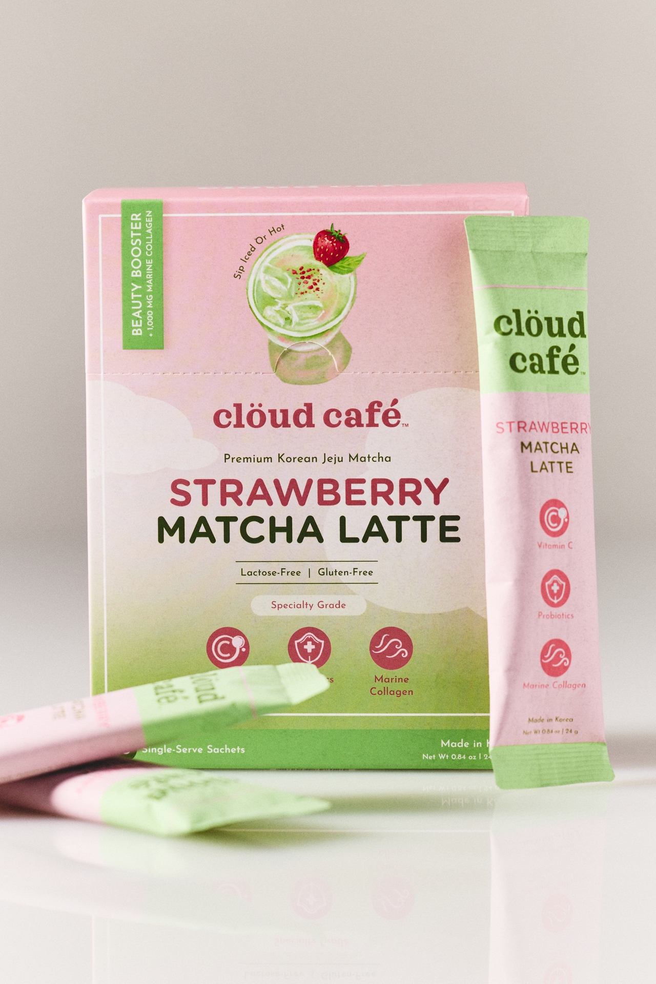 Clöud Café Strawberry Matcha Latte