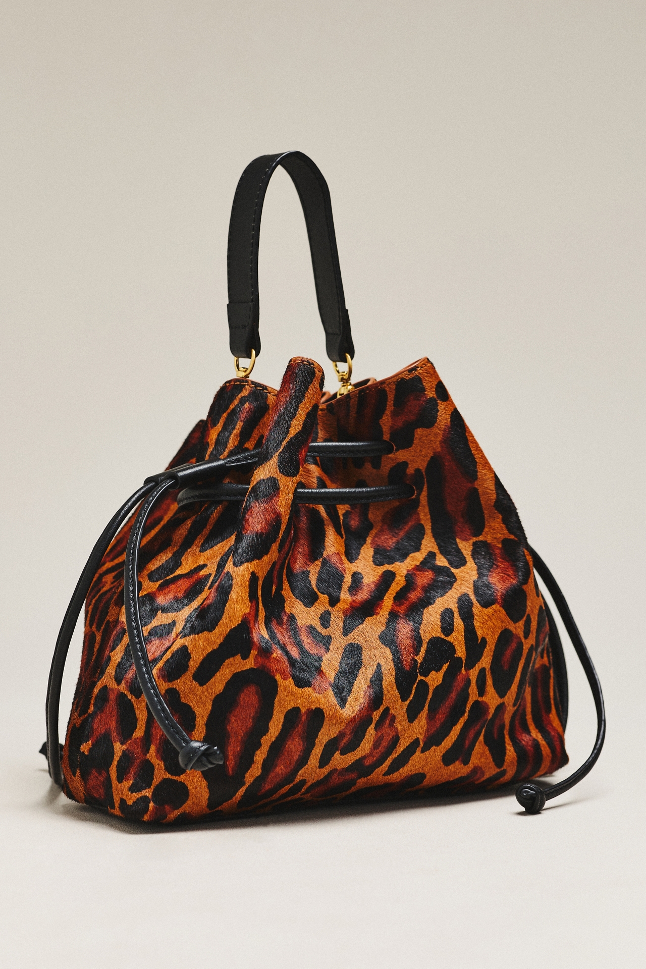 btb Los Angeles Harlow Bucket Bag