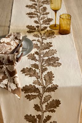 Oak Vine Linen Runner