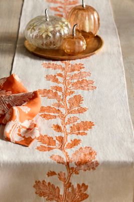 Oak Vine Linen Runner