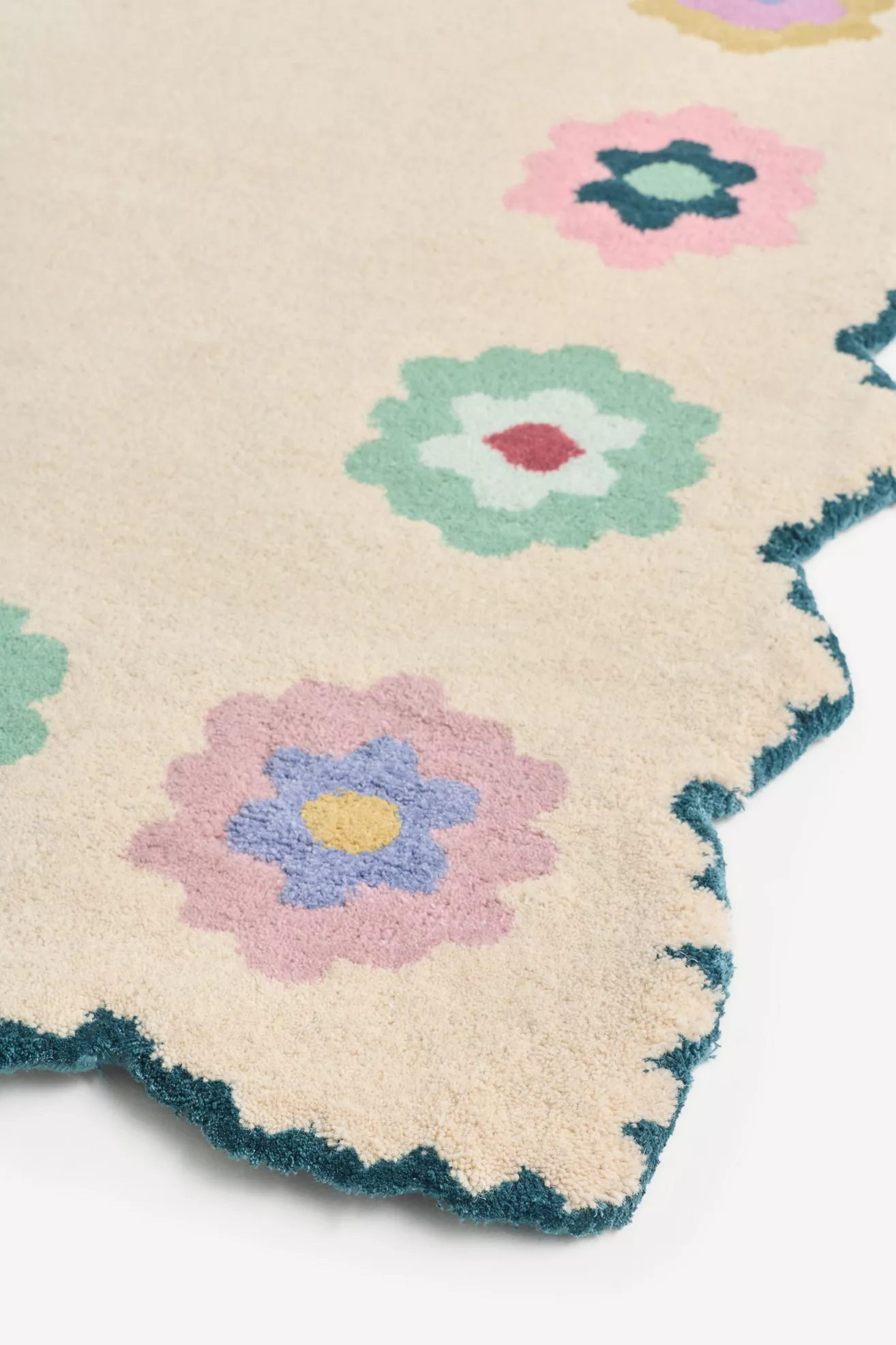 Mildred Tufted Wool Scalloped-Edge Rug - thumbnail 2
