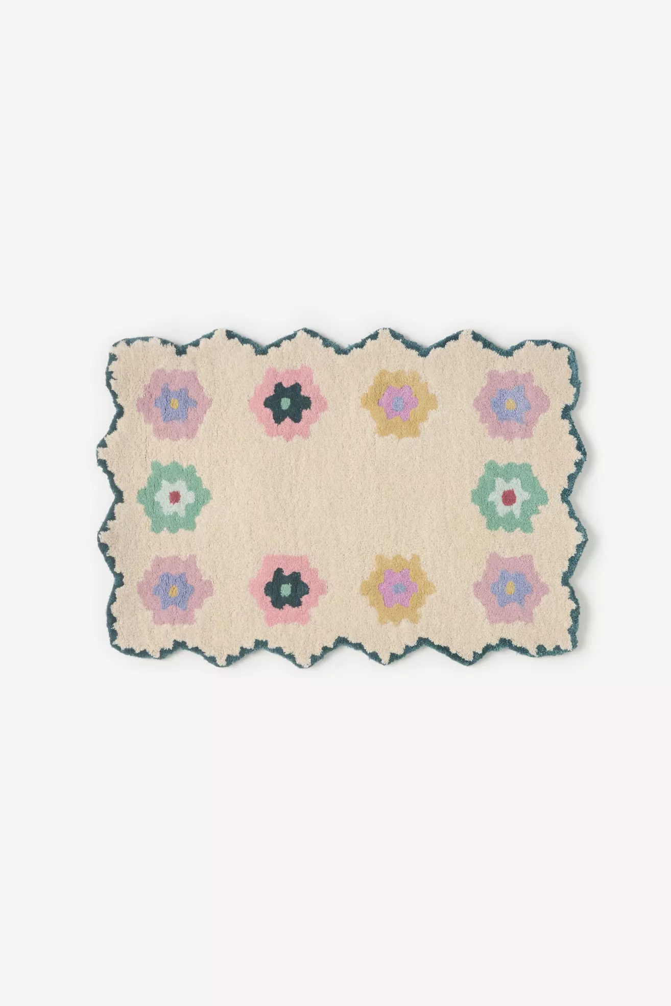 Mildred Tufted Wool Scalloped-Edge Rug - thumbnail 3