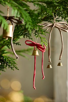 Bow + Bell Ornament, Narrow Ribbon