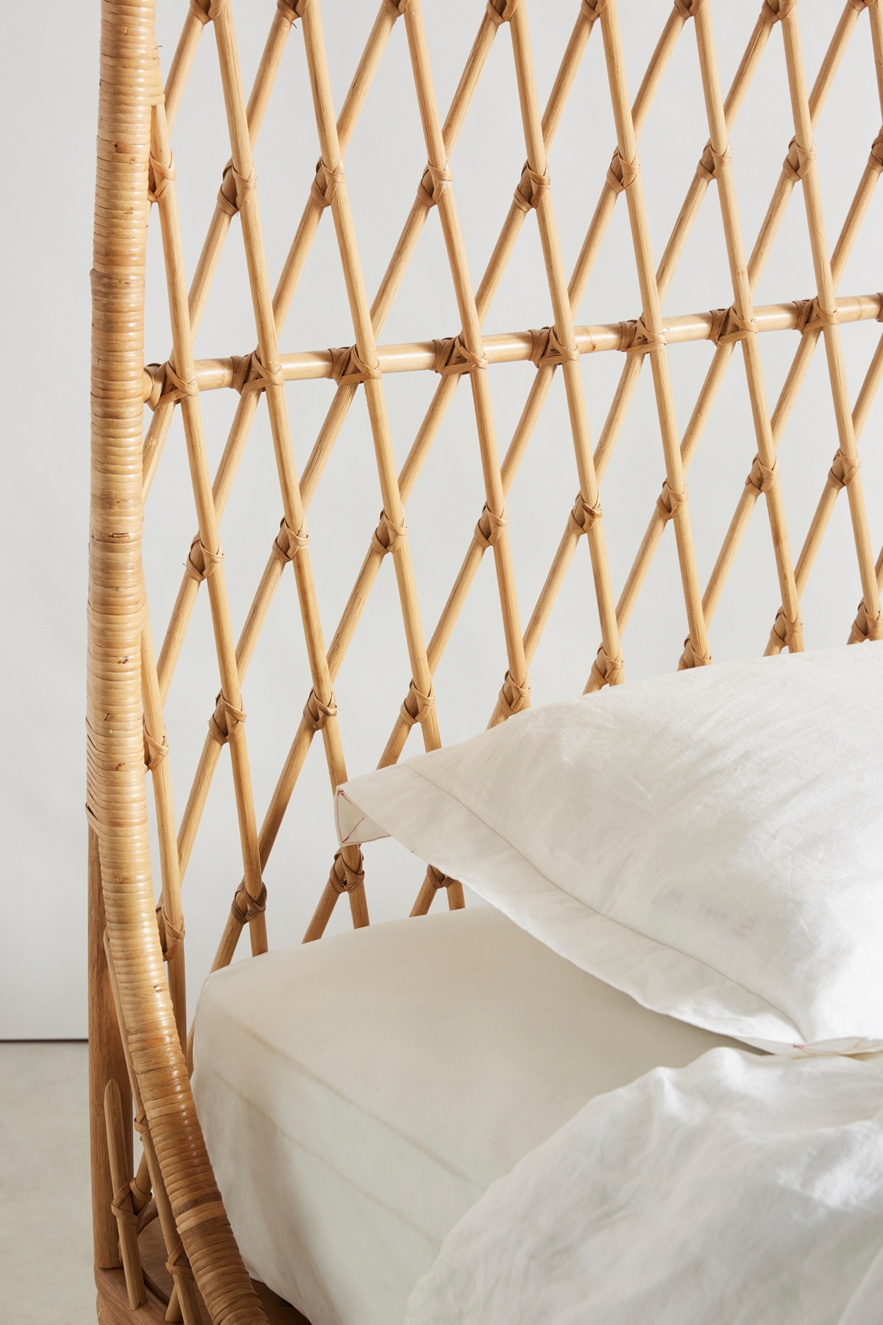 Pari Curved Rattan Bed