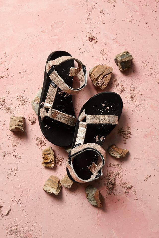 Metallic tevas online