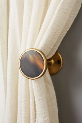 Encircled Horn Tieback