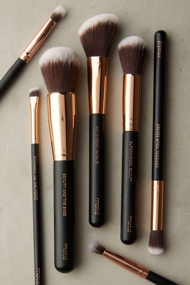 M.O.T.D Eye Catching Crease Brush #1