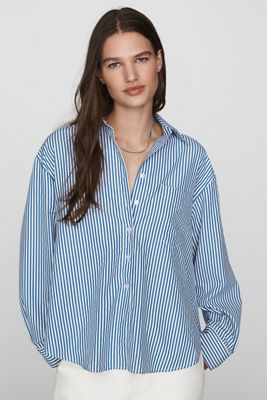 La Camisa con Botones Bennet Encogida con Espalda Fruncida de Maeve