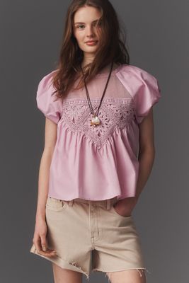En Elly Häkelbluse mit Puffärmeln